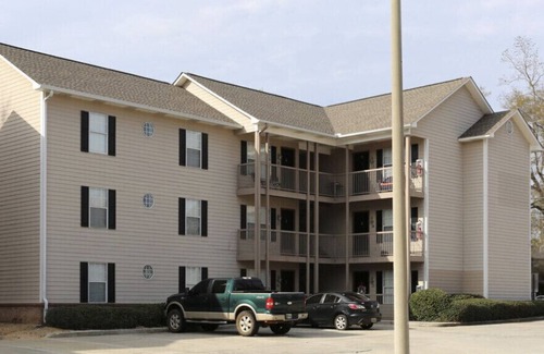 Auburn Condominio | LOCATION! | Walk to Stadium and Toomer’s | Cozy 4BR Condo in the Heart of Auburn