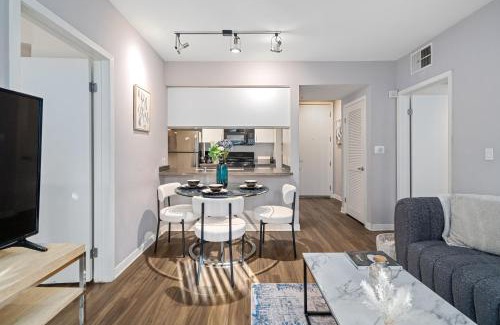 Downtown Apartamento | Location Walk to the beach Chic Condo!