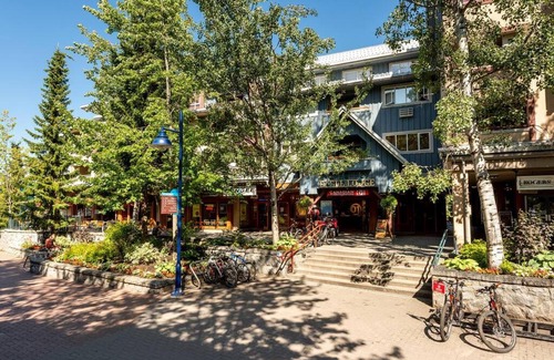 Village North Apartamento | Location with Views - 2BDR Penthouse Whistler Village