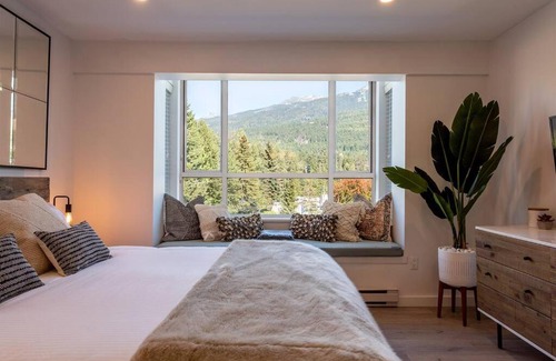 Village North Apartamento | Location with Views - 2BDR Penthouse Whistler Village