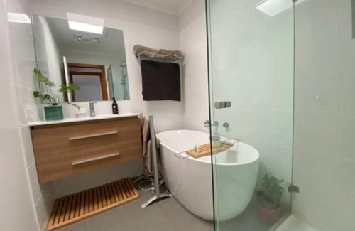 Inverloch Villa | Loch'd Inn - walking distance to town and beach