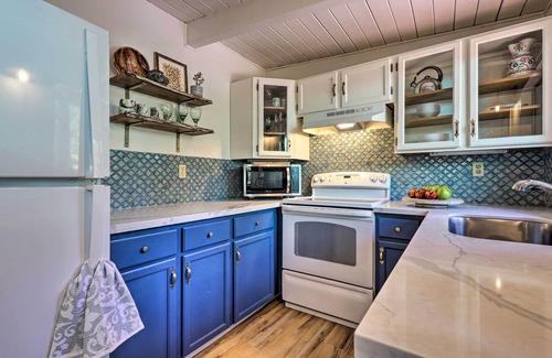 Middletown Cabina | Loch Lomond Cabin w/ Hot Tub, Near Wineries!
