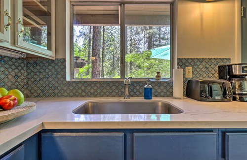 Middletown Cabina | Loch Lomond Cabin w/ Hot Tub, Near Wineries!