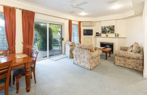 Mount Panorama Cabaña | LOCHINVAR/ Magnolia Cottage.