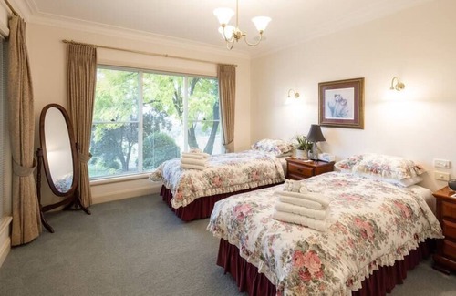 Mount Panorama Cabaña | LOCHINVAR/ Magnolia Cottage.