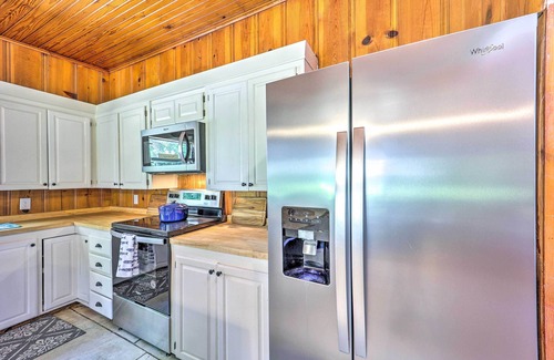 Grove Casa | 'Lochview Lodge' Idyllic Farmhouse in Grove!