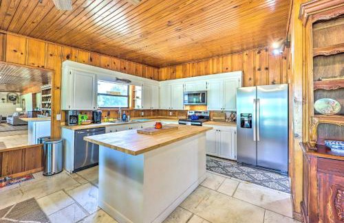 Grove Casa | Lochview Lodge Idyllic Farmhouse in Grove!
