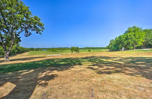 Grove Casa | Lochview Lodge Idyllic Farmhouse in Grove!