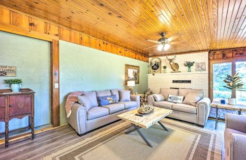 Grove Casa | Lochview Lodge Idyllic Farmhouse in Grove!