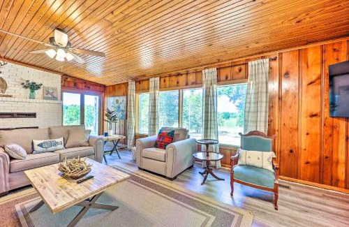 Grove Casa | Lochview Lodge Idyllic Farmhouse in Grove!