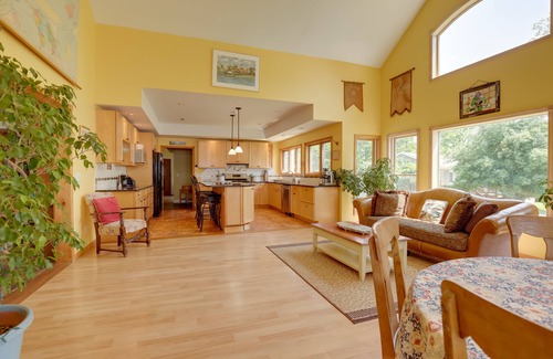 Teall Beach Casa | 'Locke’s Glen' - Lakefront Geneva Getaway w/ Dock!