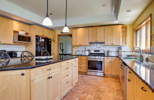 Teall Beach Casa | 'Locke’s Glen' - Lakefront Geneva Getaway w/ Dock!