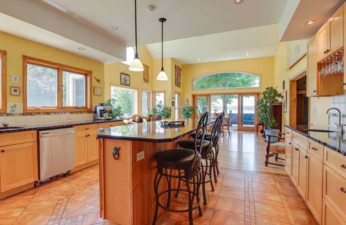 Teall Beach Casa | 'Locke’s Glen' - Lakefront Geneva Getaway w/ Dock!