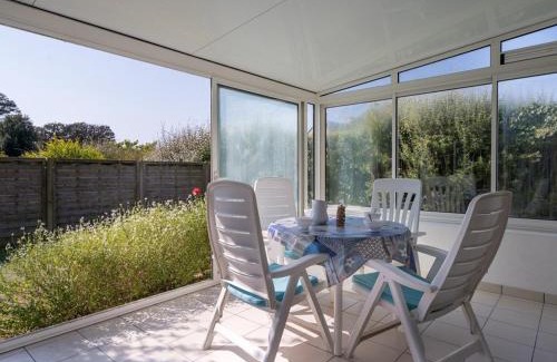 Locmariaquer Villa | Locmariaquer : Maison 3 pièces avec jardin, véranda et parking à 900m de la plage, pour 4 personnes - FR-1-477-36