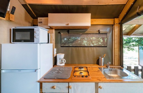 Lesperon Alquiler De RV | 'Lodge 1' con piscina compartida, terraza privada y jardín compartido