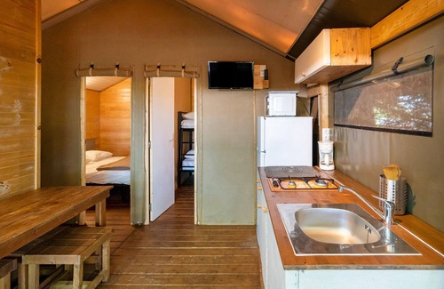 Lesperon Alquiler De RV | 'Lodge 1' con piscina compartida, terraza privada y jardín compartido