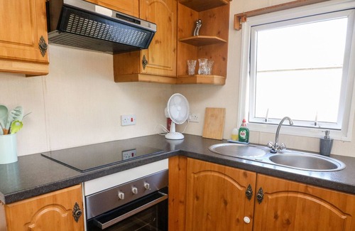 Yealand Conyers Cabaña | LODGE 17 SILVERDALE, pet friendly, with a garden in Carnforth