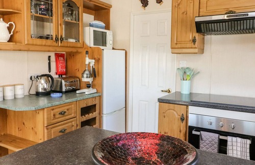 Yealand Conyers Cabaña | LODGE 17 SILVERDALE, pet friendly, with a garden in Carnforth