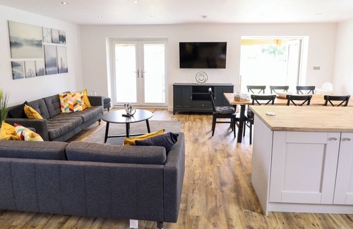 Aubourn Cabina | LODGE 24, pet friendly, with hot tub in South Hykeham