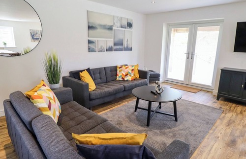 Aubourn Cabina | LODGE 24, pet friendly, with hot tub in South Hykeham