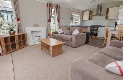 Saint Asaph Cabaña | LODGE 4, pet friendly, with pool in St Asaph