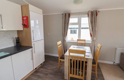 Saint Asaph Cabaña | LODGE 4, pet friendly, with pool in St Asaph