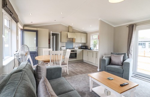 Martlesham Heath Cabaña | LODGE 47, family friendly, character holiday cottage in Bucklesham