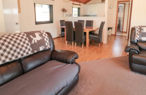 Otterburn Casa | LODGE 5, pet friendly, with hot tub in Otterburn