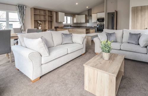 Saint Asaph Cabaña | LODGE 9, pet friendly, country holiday cottage, with pool in St Asaph
