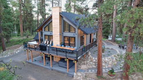 McCall Casa | Lodge at Alexander - 8 bd - Hot tub - GameRm - AC - Trailer parking - Fireplace - Fire pit