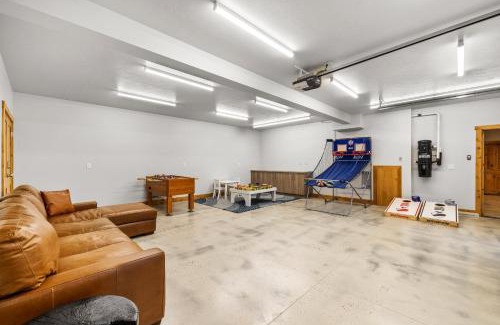 McCall Casa | Lodge at Alexander - 8 bd - Hot tub - GameRm - AC - Trailer parking - Fireplace - Fire pit