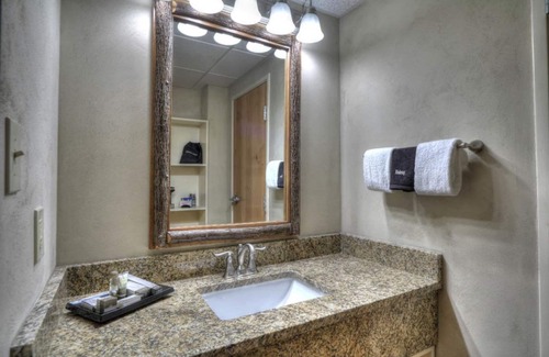 Sevierville Hotel | Lodge at Five Oaks Pigeon Forge - Sevierville