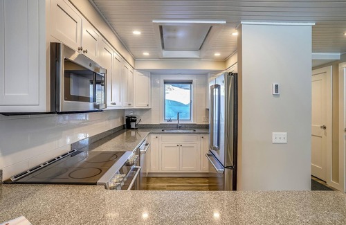 Stowe Area Condominio | Lodge Condo 16: 2 br, a/c, summer pool, fireplace, free ski shuttle!