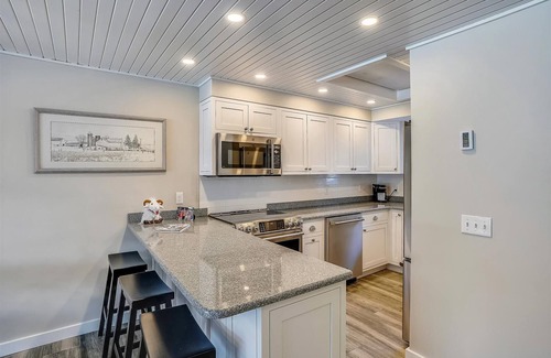 Stowe Area Condominio | Lodge Condo 16: 2 br, a/c, summer pool, fireplace, free ski shuttle!