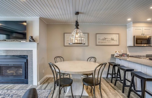 Stowe Area Condominio | Lodge Condo 16: 2 br, a/c, summer pool, fireplace, free ski shuttle!