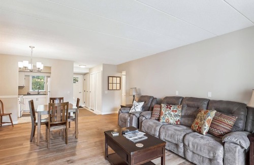 Stowe Area Condominio | Lodge Condo 26: slopeside 2 br, fireplace, free ski shuttle, summer pool!