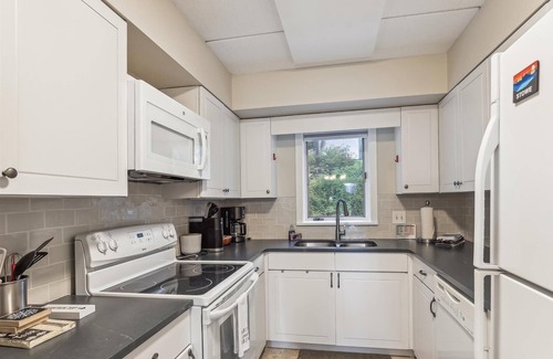 Stowe Area Condominio | Lodge Condo 26: slopeside 2 br, fireplace, free ski shuttle, summer pool!