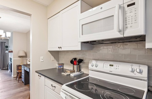 Stowe Area Condominio | Lodge Condo 26: slopeside 2 br, fireplace, free ski shuttle, summer pool!