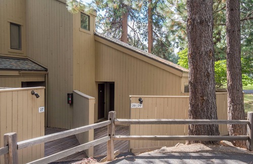 Black Butte Ranch Condominio | Lodge Condo Room with amazing views of the mountains and meadow