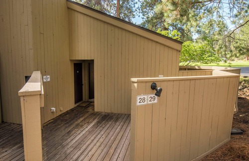 Black Butte Ranch Condominio | Lodge Condo Room with amazing views of the mountains and meadow