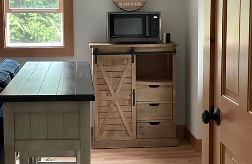 Poulsbo Apartamento | Lodge feel in a studio! Close to Bangor Base!