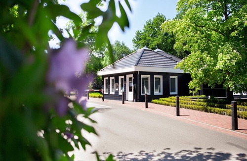 Oirschot Chalet De Esquí | Lodge in Brabant With Cozy Covered Terrace