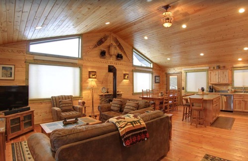 Lazy Acres Cabina | Lodge just 7 miles to Yellowstone National Park. SAUNA!- Fox Den Lodge (bathroom in every bedroom)