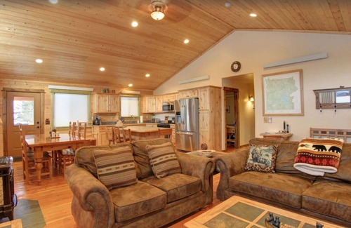 Lazy Acres Cabina | Lodge just 7 miles to Yellowstone National Park. SAUNA!- Fox Den Lodge (bathroom in every bedroom)