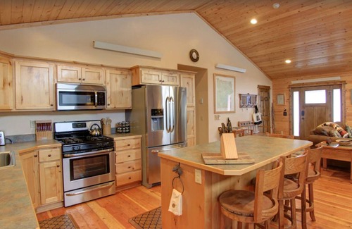 Lazy Acres Cabina | Lodge just 7 miles to Yellowstone National Park. SAUNA!- Fox Den Lodge (bathroom in every bedroom)