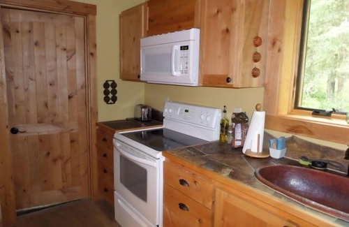 Coram Cabina | Presentar como casa de madera en el río Flathead