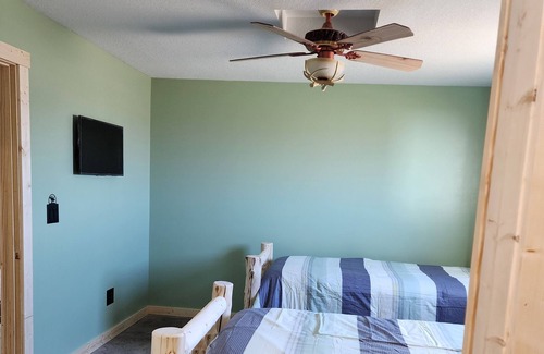 Oak Harbor Cabina | Lodge on 1/2 acre minutes from 5 Marinas with Direct Lake Erie Access