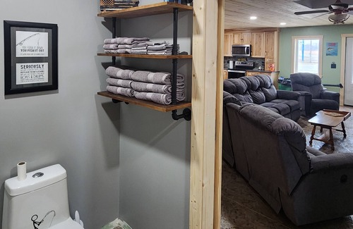 Oak Harbor Cabina | Lodge on 1/2 acre minutes from 5 Marinas with Direct Lake Erie Access