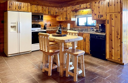 New Plymouth Cabina | Lodge on 100 Secluded Acres in Hocking Hills