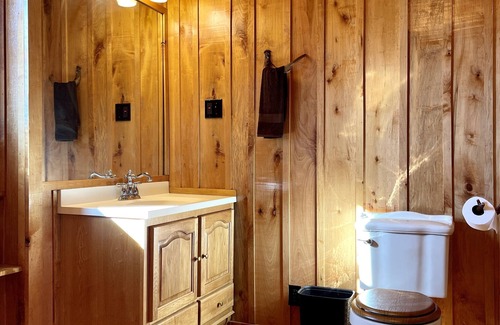 New Plymouth Cabina | Lodge on 100 Secluded Acres in Hocking Hills